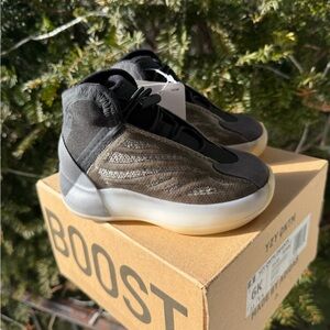 Yeezy QNTM Barium Sneakers